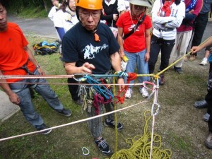 講師の松本憲親氏によるロープワークの指導 講師の松本憲親氏によるロープワークの指導