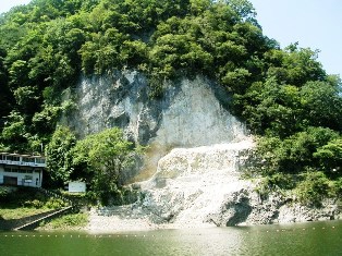 神龍湖の岩盤崩落現場